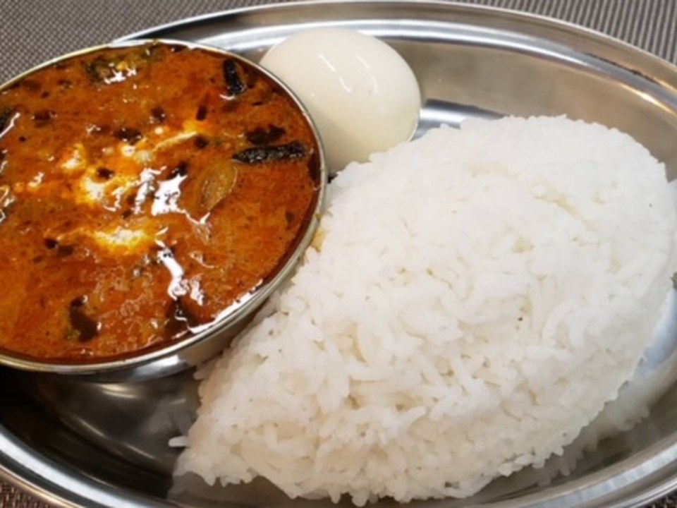 スパイスカレー(卵のピクルス付き)