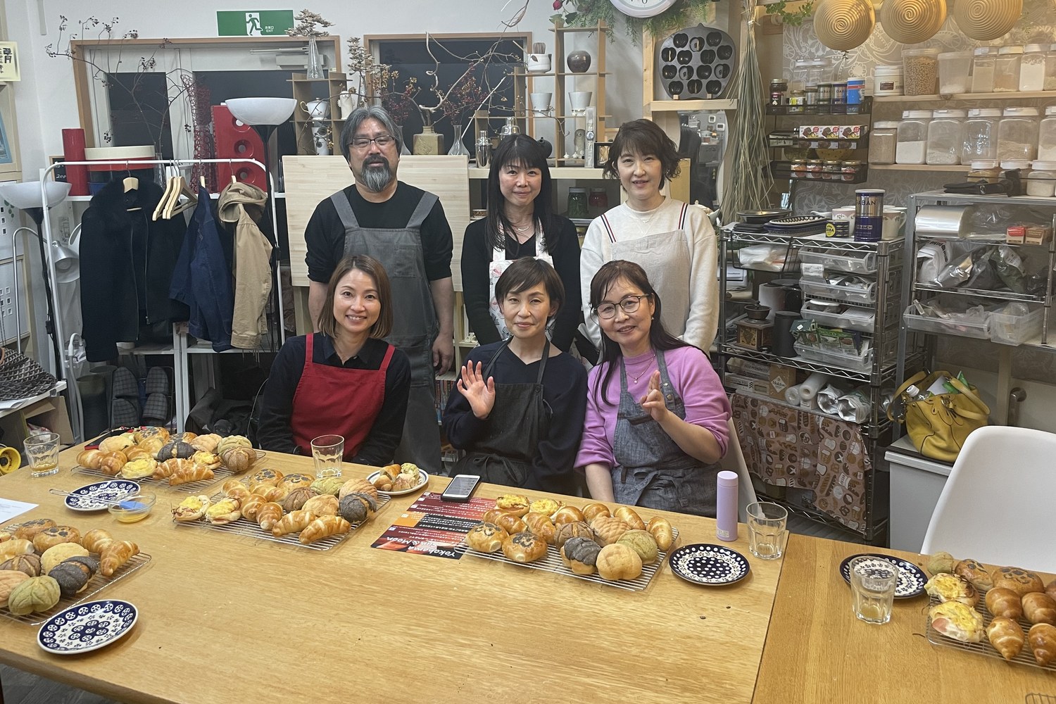 レッスンで焼き上げたパンと生徒さん