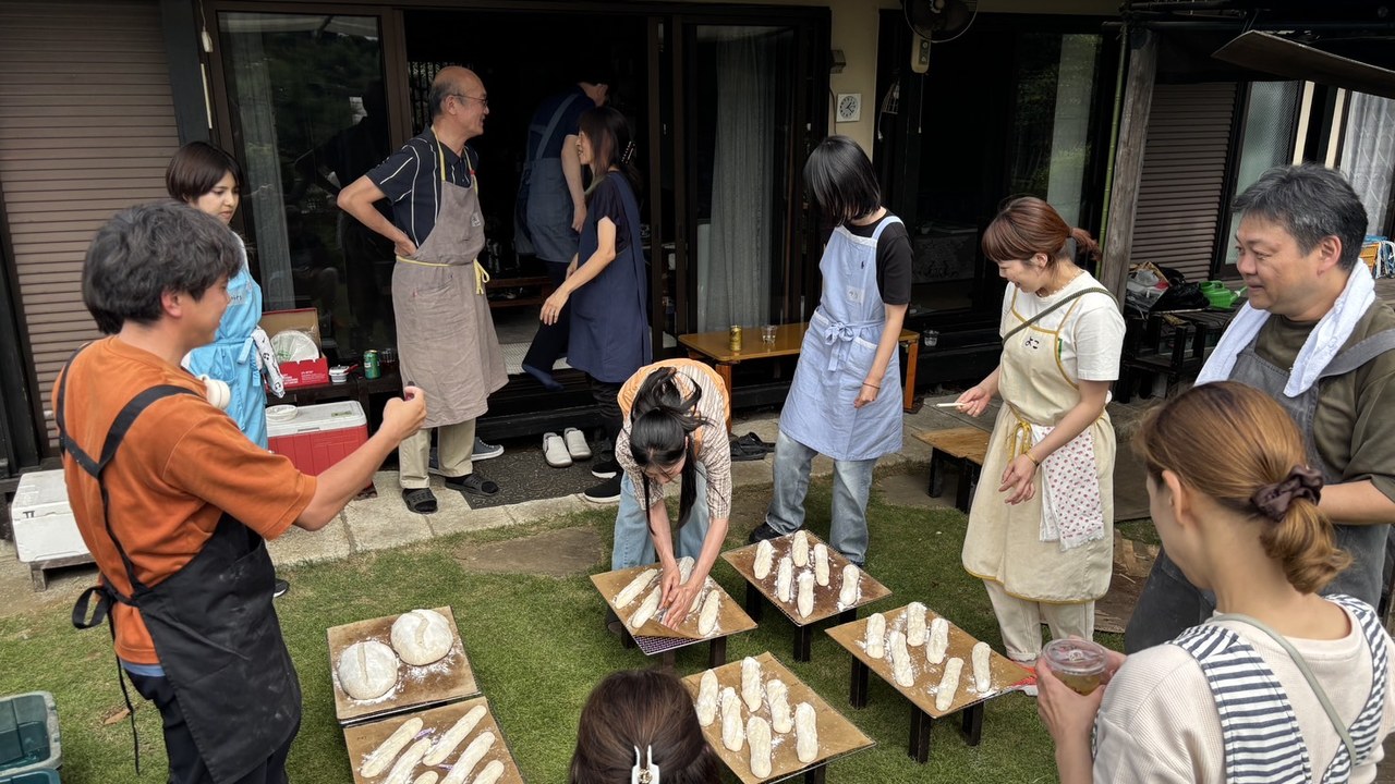 課外レッスンで焼き上げ前のバゲットを並べる様子