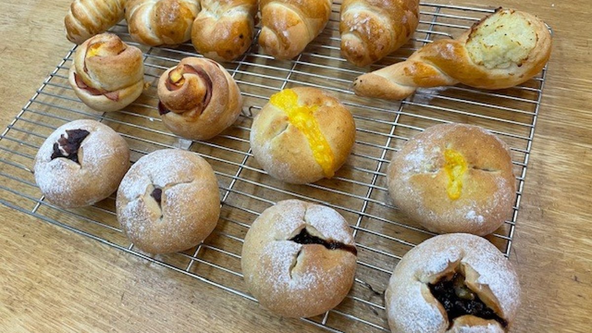 網の上に並んだロールパンと丸パン