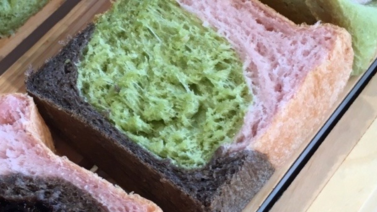 3色食パンの断面