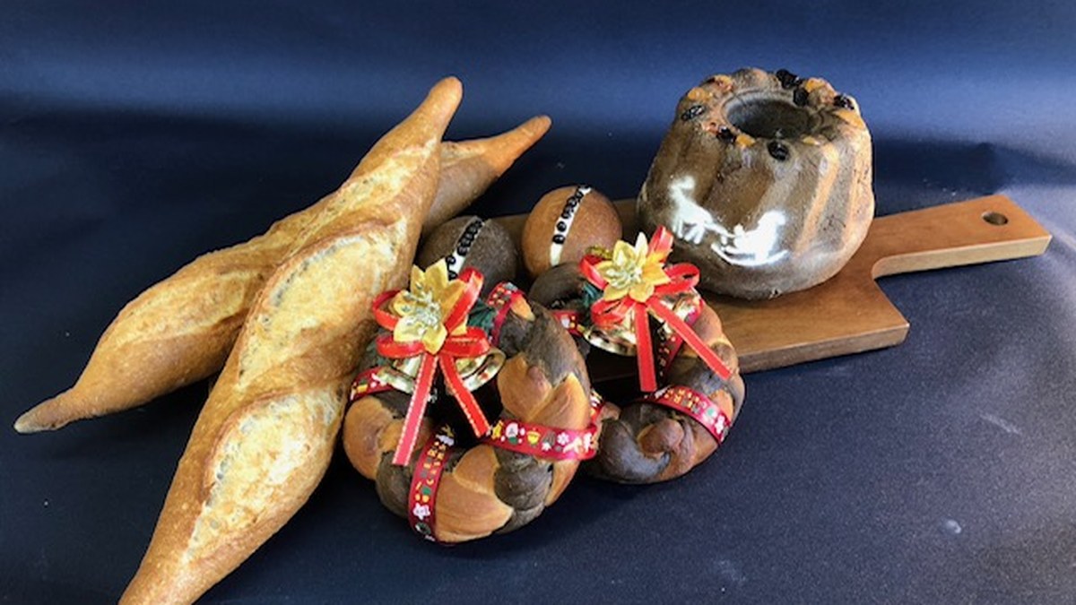 クリスマスレッスンで焼いたバゲット、リース型のパン、クグロフ