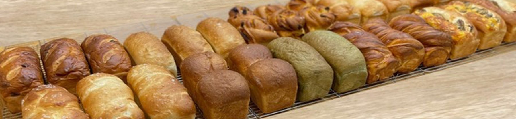 焼き上がった食パンがずらりと並ぶ様子