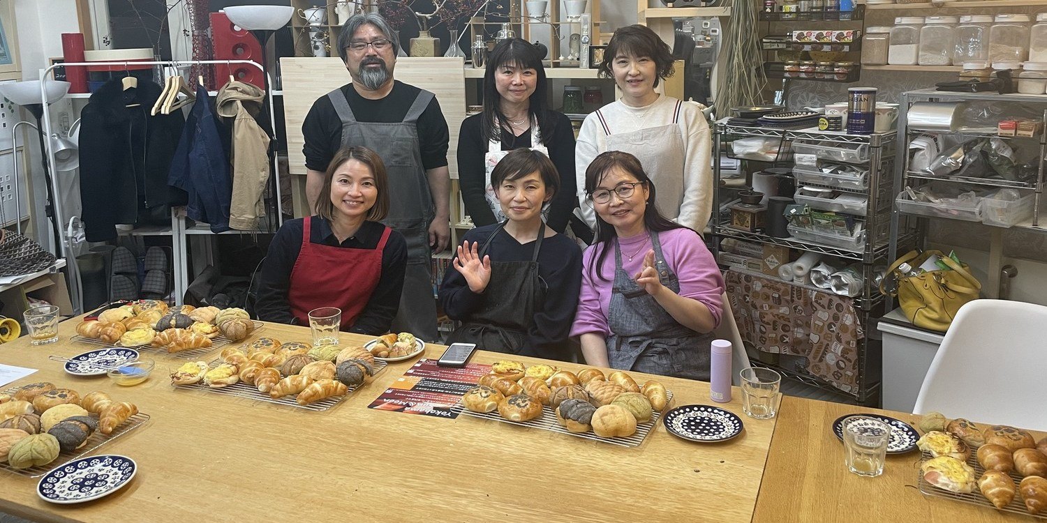 レッスンで焼き上げたパンと生徒さん